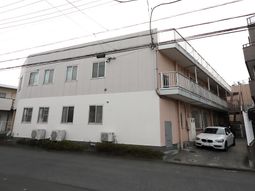 ベージュの建物外観