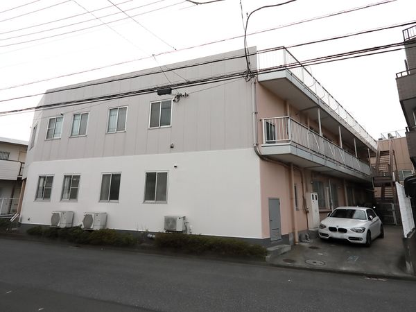 ベージュの建物外観