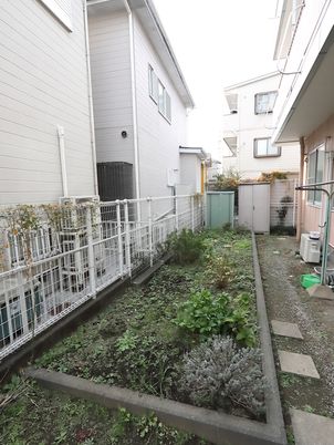 施設の小さな庭