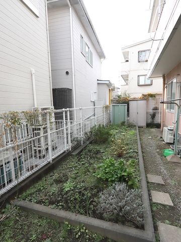 施設の小さな庭 庭 緑に囲まれた落ち着きのある空間で、四季折々の変化を感じながら心の休息を得られます。お仕事の合間に自然と触れ合う時間をお過ごしいただけます。