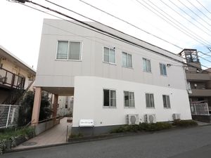 白い建物のシンプルな外観
