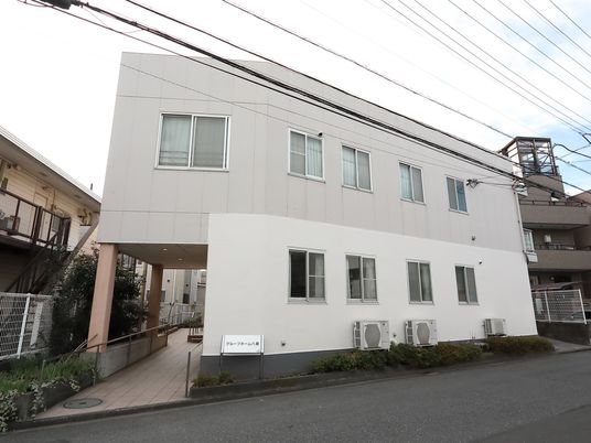 白い建物のシンプルな外観