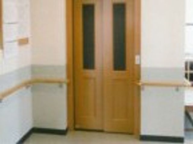 ドアのある廊下 廊下 手すりが備えられた廊下で、安全に移動ができる設計です。活動がスムーズに行えます。