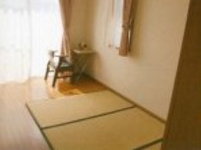 リラックス空間の居室 居室 明るく心地よい和室は、自然光が差し込み、リラックスできる環境が整っています。