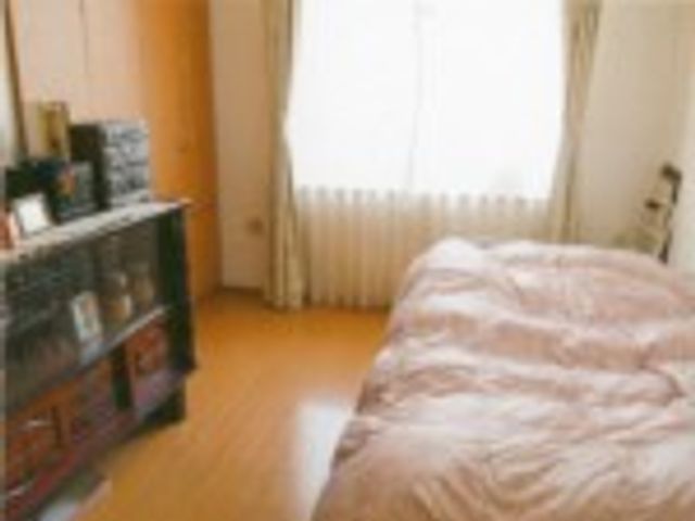 くつろぎの洋室 居室 広々としたベッドと明るい窓が配置されたくつろぎの空間です。快適な就業環境が整っています。