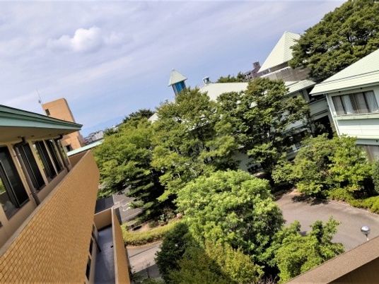 緑に囲まれた中庭  