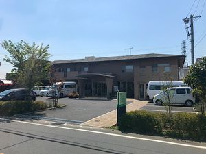 車両が並ぶ建物外観
