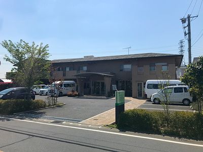 車両が並ぶ建物外観