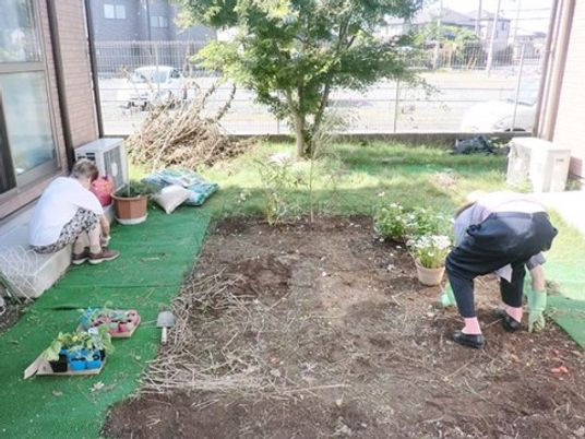 庭で作業する人々