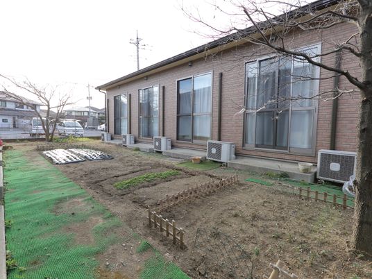 庭付きの建物外観