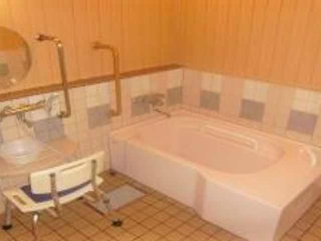 バリアフリー設計の浴室 浴室 手すりが備わった清潔感のある浴室です。ご利用者の安全と快適さを考えた設計になっております。