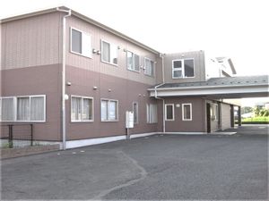 茶色の建物の外観