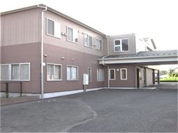 明るい施設の外観