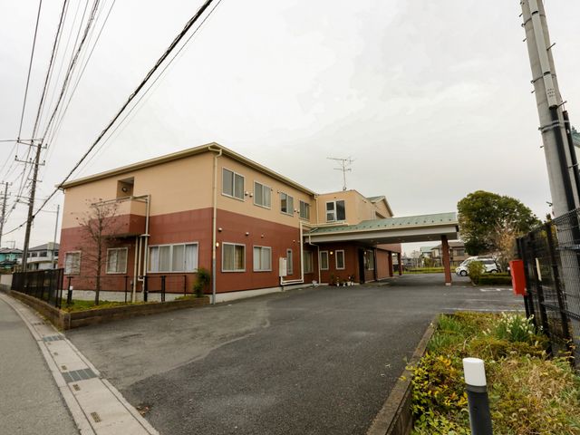 ゆったりした外観の建物 外観 落ち着いた色合いの外観です。閑静な環境に位置し、ゆとりを感じる建物が印象的です。