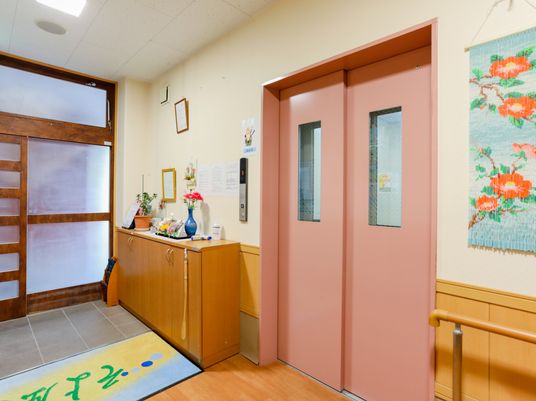 受付とエレベーターの空間