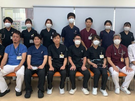 スタッフ集合の室内  