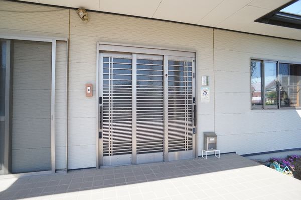入口の明るい施設