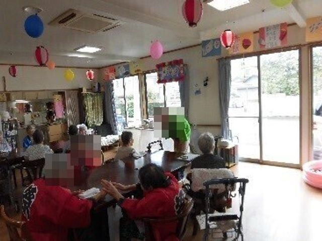 明るい食堂の活動風景 イベント ゆったりした食堂で、利用者同士のコミュニケーションが育まれています。