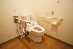 手すり付きのトイレ