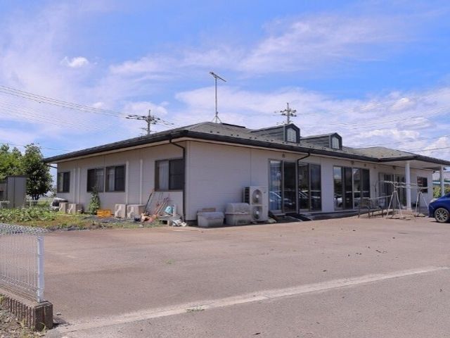 一階建ての平屋建築 外観 ゆとりあるスペースで明るい印象を与える外観です。快適な職場環境をお探しでしたら最適です。