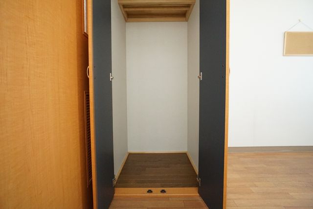 整った空間のクローゼット 居室 開放的で清潔感のある収納スペースが整えられています。