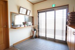 エントランスの明るい空間