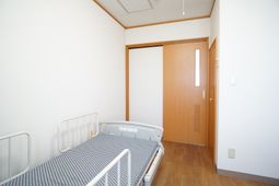 明るい単室の居室