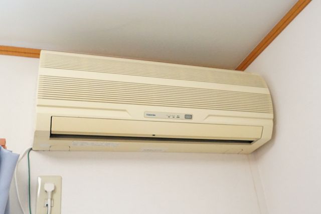 エアコンが設置された部屋 共有スペース 清潔感のある空間で、快適な室温を保つための設備が整っています。
