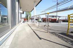 明るい日差しのエントランス