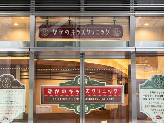 クリニックのガラス扉  