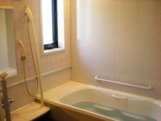 家庭サイズの浴室で、これまでと同じように入浴することができる。洗い場から浴槽に入る際に掴まれる、しっかりとした手すりがある。
