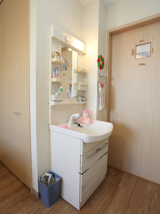 居室の入り口近くに洗面台がある。洗面台の物入れには歯ブラシやコップなど口腔ケアに使うものが置かれている。