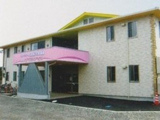 明るい色の建物の外観