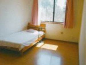 木漏れ日が差し込む居室