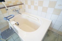 安全な手すり付き浴槽