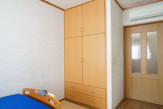 居室のクローゼットとベッド