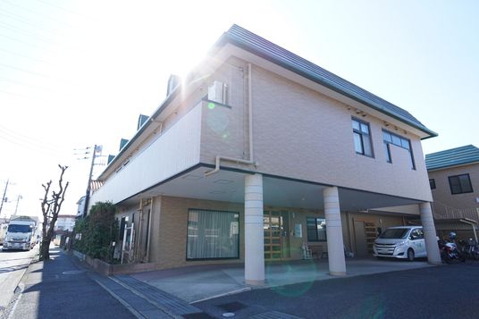 明るいエントランスの施設