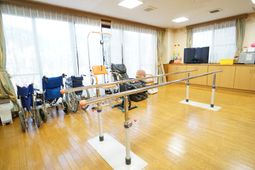 機能訓練用具と広い窓