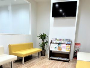 明るい待合のラウンジ  