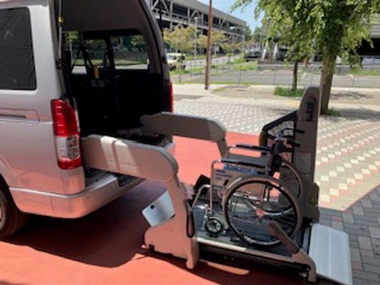 車椅子リフト付き送迎車  