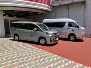送迎車が停まる玄関前  