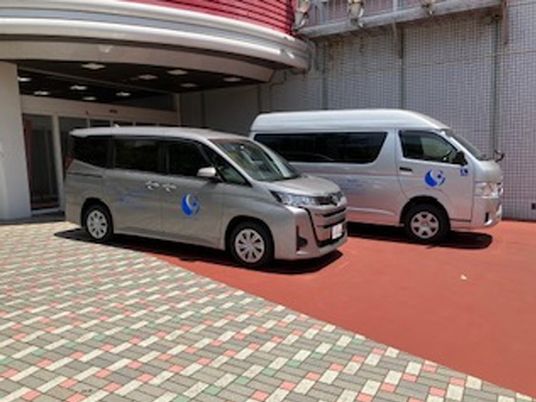 送迎車が停まる玄関前  