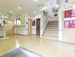 明るいエントランスの風景