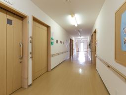 きれいな施設の廊下
