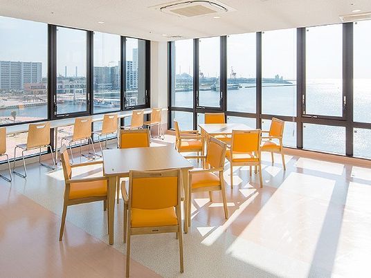 海を望む食堂  