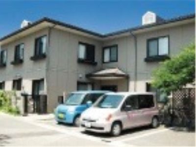 二階建て建物と車