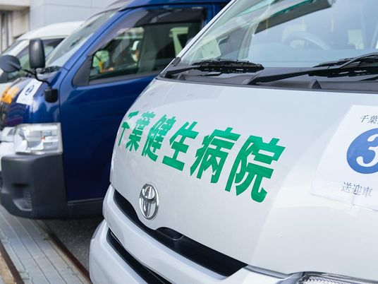 送迎車が並ぶ駐車場  