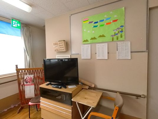 明るいテレビ付きの部屋