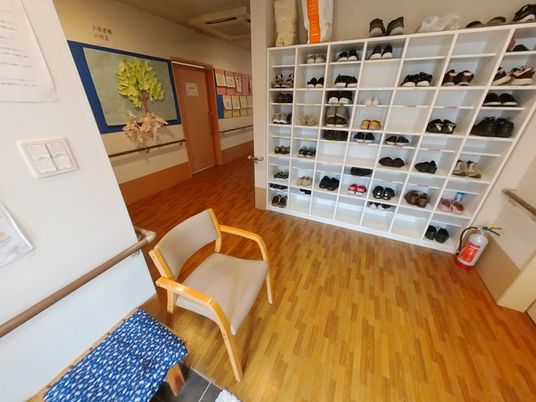 靴箱と椅子のある廊下