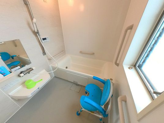 明るい浴槽の部屋